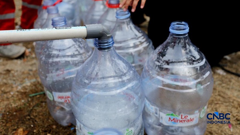 Penyaluran air bersih kepada warga yang terdampak kekeringan di Kelurahan Duren Mekar, Depok, Jawa Barat, Selasa (21/9/2026). (CNBC Indonesia/Tri Susilo)