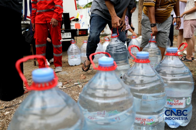 Penyaluran air bersih kepada warga yang terdampak kekeringan di Kelurahan Duren Mekar, Depok, Jawa Barat, Selasa (21/9/2026). (CNBC Indonesia/Tri Susilo)