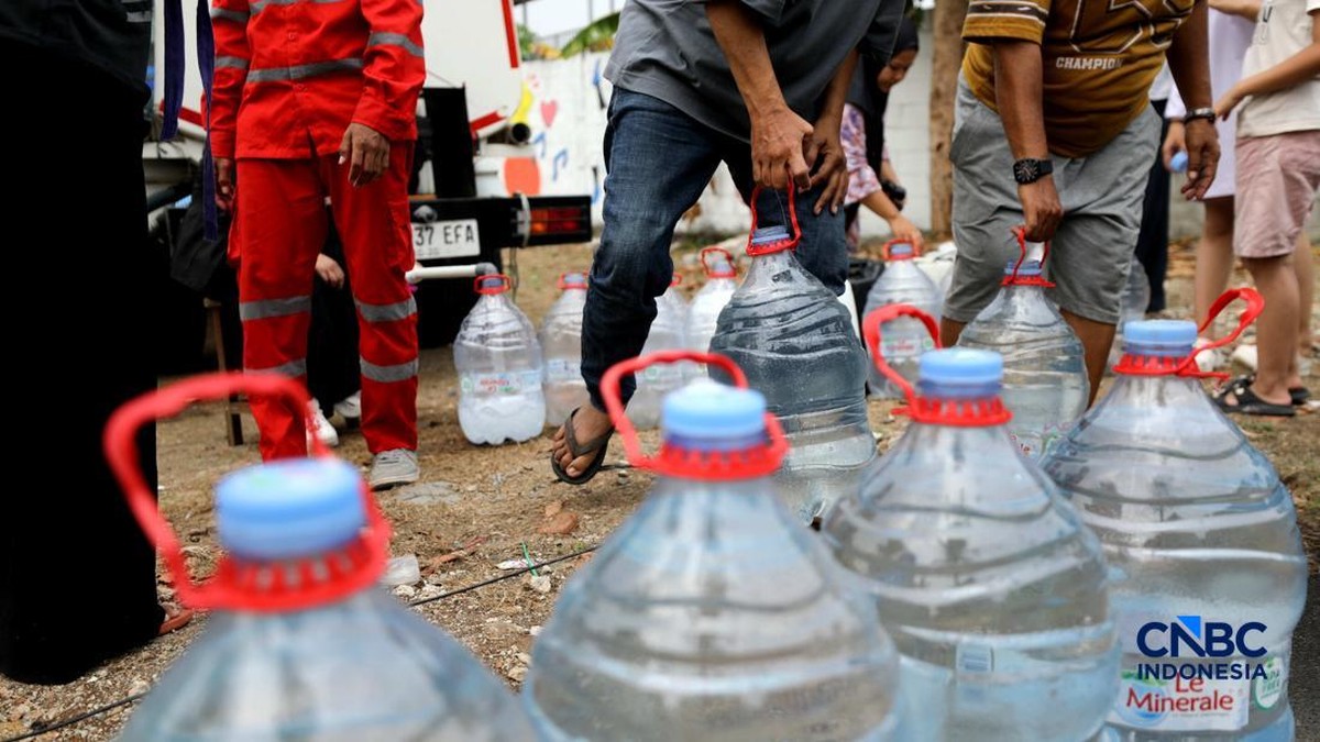 Potret Warga Berdatangan Bawa Galon Kosong-Dapat Air Bersih dari PMI