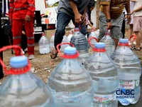 Potret Warga Berdatangan Bawa Galon Kosong-Dapat Air Bersih dari PMI