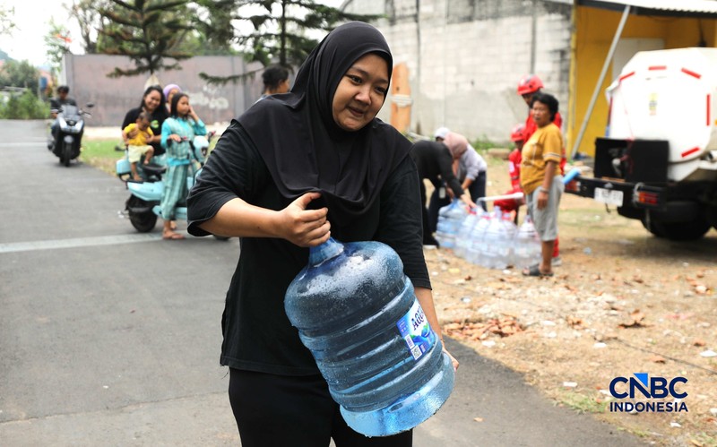 Penyaluran air bersih kepada warga yang terdampak kekeringan di Kelurahan Duren Mekar, Depok, Jawa Barat, Selasa (21/9/2026). (CNBC Indonesia/Tri Susilo)