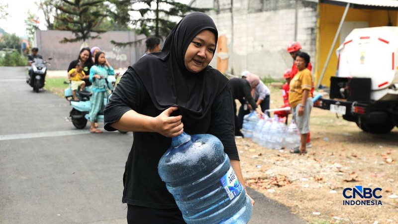 Penyaluran air bersih kepada warga yang terdampak kekeringan di Kelurahan Duren Mekar, Depok, Jawa Barat, Selasa (21/9/2026). (CNBC Indonesia/Tri Susilo)