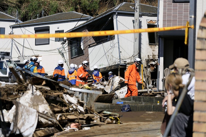 Petugas penyelamat melakukan operasi pencarian dan penyelamatan terhadap seseorang yang hilang di sebuah rumah yang tertimpa tanah longsor akibat Topan Dujuan di Miura, Prefektur Kanagawa, Jepang, pada 22 September 2026, dalam foto yang diambil oleh Kyodo ini. (Mandatory credit Kyodo/via REUTERS)