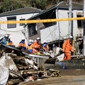Petugas penyelamat melakukan operasi pencarian dan penyelamatan terhadap seseorang yang hilang di sebuah rumah yang tertimpa tanah longsor akibat Topan Dujuan di Miura, Prefektur Kanagawa, Jepang, pada 22 September 2026, dalam foto yang diambil oleh