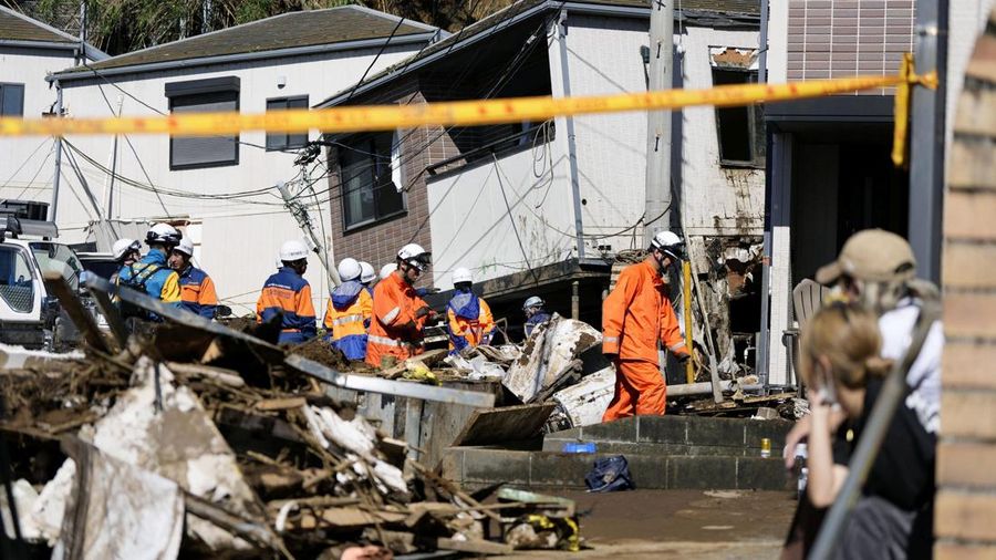 Petugas penyelamat melakukan operasi pencarian dan penyelamatan terhadap seseorang yang hilang di sebuah rumah yang tertimpa tanah longsor akibat Topan Dujuan di Miura, Prefektur Kanagawa, Jepang, pada 22 September 2026, dalam foto yang diambil oleh Kyodo ini.
