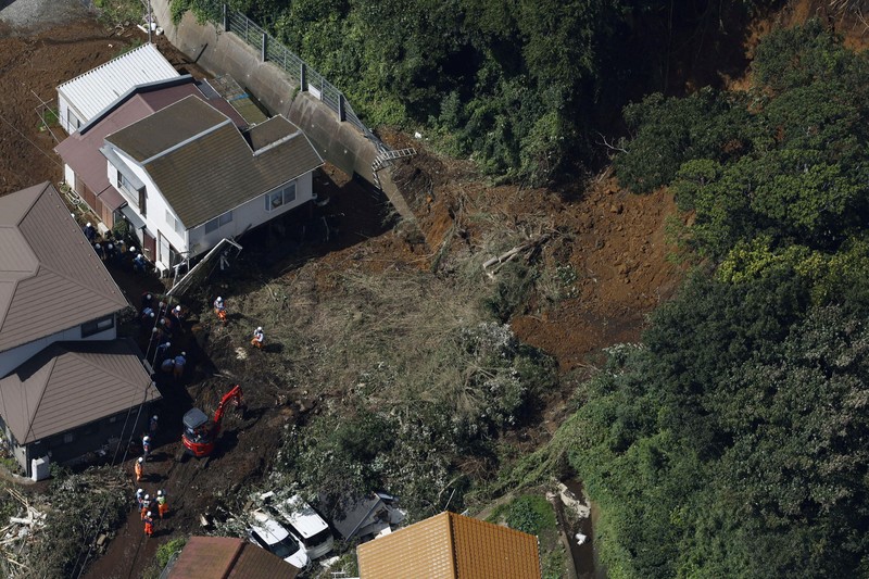 Petugas penyelamat melakukan operasi pencarian dan penyelamatan terhadap seseorang yang hilang di sebuah rumah yang tertimpa tanah longsor akibat Topan Dujuan di Miura, Prefektur Kanagawa, Jepang, pada 22 September 2026, dalam foto yang diambil oleh Kyodo ini. (Mandatory credit Kyodo/via REUTERS)