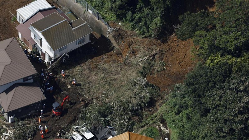 Petugas penyelamat melakukan operasi pencarian dan penyelamatan terhadap seseorang yang hilang di sebuah rumah yang tertimpa tanah longsor akibat Topan Dujuan di Miura, Prefektur Kanagawa, Jepang, pada 22 September 2026, dalam foto yang diambil oleh Kyodo ini.