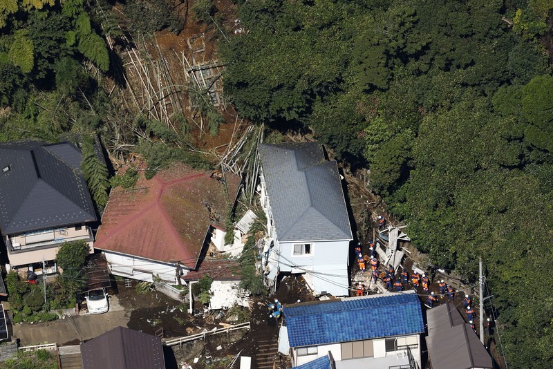 Petugas penyelamat melakukan operasi pencarian dan penyelamatan terhadap seseorang yang hilang di sebuah rumah yang tertimpa tanah longsor akibat Topan Dujuan di Miura, Prefektur Kanagawa, Jepang, pada 22 September 2026, dalam foto yang diambil oleh Kyodo ini. (Mandatory credit Kyodo/via REUTERS)