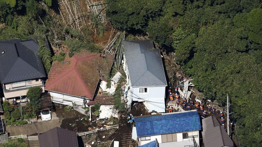 Petugas penyelamat melakukan operasi pencarian dan penyelamatan terhadap seseorang yang hilang di sebuah rumah yang tertimpa tanah longsor akibat Topan Dujuan di Miura, Prefektur Kanagawa, Jepang, pada 22 September 2026, dalam foto yang diambil oleh