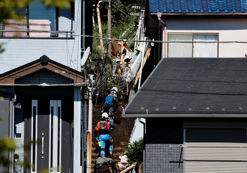 Petugas penyelamat melakukan operasi pencarian dan penyelamatan terhadap seseorang yang hilang di sebuah rumah yang tertimpa tanah longsor akibat Topan Dujuan di Miura, Prefektur Kanagawa, Jepang, pada 22 September 2026, dalam foto yang diambil oleh Kyodo ini. (Mandatory credit Kyodo/via REUTERS)