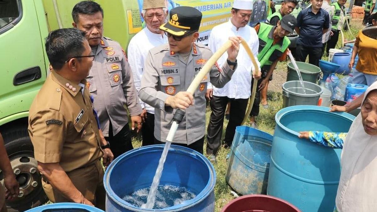 Pakuhaji Tangerang Kekeringan, Polisi Salurkan 32 Ribu Liter Air Bersih