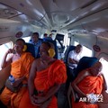 Sebuah pesawat Y-12 milik Angkatan Udara Sri Lanka membawa tiga biksu yang berdoa sambil terbang menyebarkan air yang telah diberkati ke daratan. (Facebook/Sri Lanka Air Force)