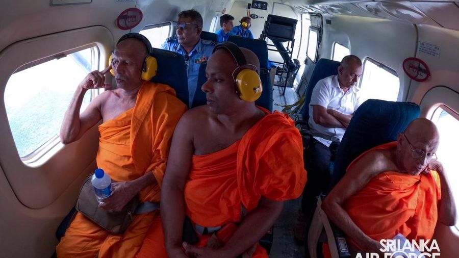 Sebuah pesawat Y-12 milik Angkatan Udara Sri Lanka membawa tiga biksu yang berdoa sambil terbang menyebarkan air yang telah diberkati ke daratan. (Facebook/Sri Lanka Air Force)