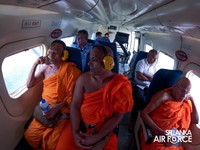 Sebuah pesawat Y-12 milik Angkatan Udara Sri Lanka membawa tiga biksu yang berdoa sambil terbang menyebarkan air yang telah diberkati ke daratan. (Facebook/Sri Lanka Air Force)