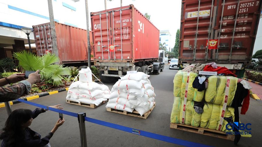 Sejumlah barang bukti ditampilkan dalam Konferensi Pers Penindakan Impor Ilegal Beras, Garam, dan Balpres di Kantor Pusat Bea Cukai, Jakarta, Selasa (22/9/2026).