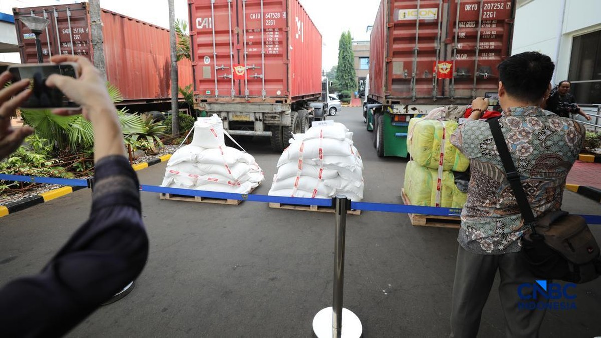 Bea Cukai Gagalkan Impor 30 Kontainer Beras-Garam, Nilainya Rp15,8 M