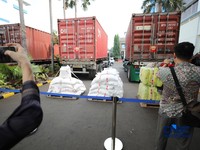Sejumlah barang bukti ditampilkan dalam Konferensi Pers Penindakan Impor Ilegal Beras, Garam, dan Balpres di Kantor Pusat Bea Cukai, Jakarta, Selasa (22/9/2026). (CNBC Indonesia/Tri Susilo)