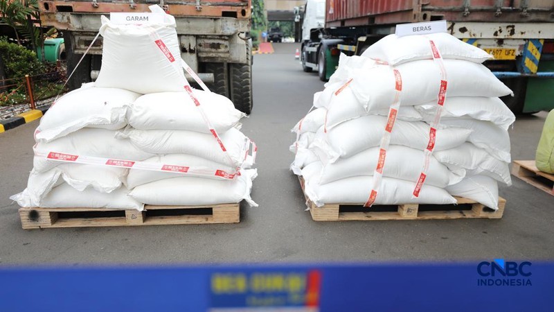 Sejumlah barang bukti ditampilkan dalam Konferensi Pers Penindakan Impor Ilegal Beras, Garam, dan Balpres di Kantor Pusat Bea Cukai, Jakarta, Selasa (22/9/2026).
