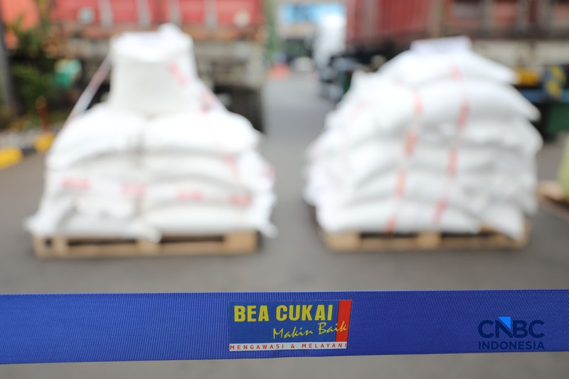 Direktur Jenderal Bea dan Cukai, Djaka Budhi Utama, Menteri Keuangan (Menkeu), Suahasil Nazara, dan Menteri Pertanian (Mentan), Andi Amran Sulaiman membongkar kontainer dalam Konferensi Pers Penindakan Impor Ilegal Beras, Garam, dan Balpres di Kantor Pusat Bea Cukai, Jakarta, Selasa (22/9/2026). (CNBC Indonesia/Tri Susilo)