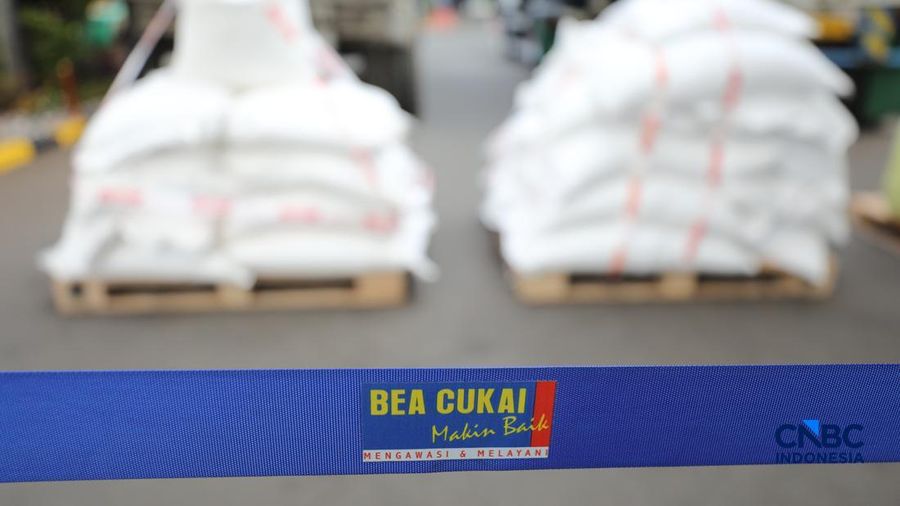 Sejumlah barang bukti ditampilkan dalam Konferensi Pers Penindakan Impor Ilegal Beras, Garam, dan Balpres di Kantor Pusat Bea Cukai, Jakarta, Selasa (22/9/2026).