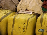Sejumlah barang bukti ditampilkan dalam Konferensi Pers Penindakan Impor Ilegal Beras, Garam, dan Balpres di Kantor Pusat Bea Cukai, Jakarta, Selasa (22/9/2026). (CNBC Indonesia/Tri Susilo)