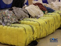 Sejumlah barang bukti ditampilkan dalam Konferensi Pers Penindakan Impor Ilegal Beras, Garam, dan Balpres di Kantor Pusat Bea Cukai, Jakarta, Selasa (22/9/2026). (CNBC Indonesia/Tri Susilo)