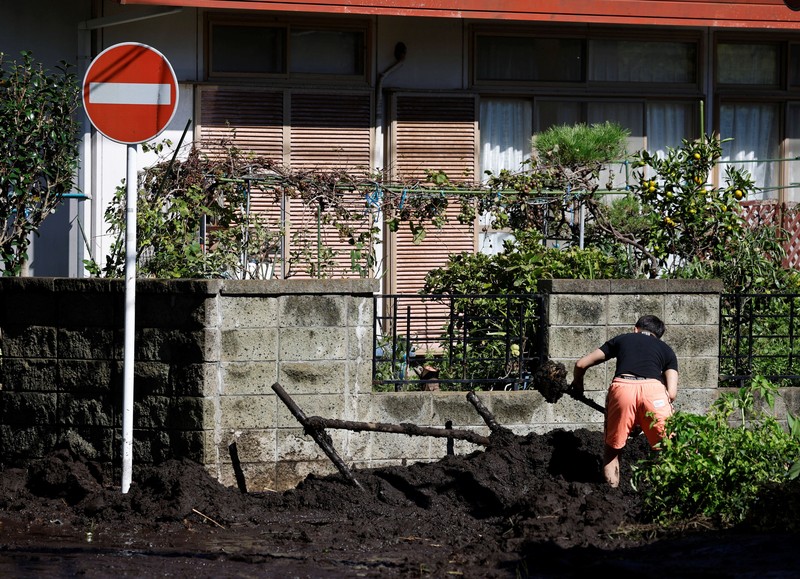 Petugas penyelamat melakukan operasi pencarian dan penyelamatan terhadap seseorang yang hilang di sebuah rumah yang tertimpa tanah longsor akibat Topan Dujuan di Miura, Prefektur Kanagawa, Jepang, pada 22 September 2026, dalam foto yang diambil oleh Kyodo ini. (Mandatory credit Kyodo/via REUTERS)