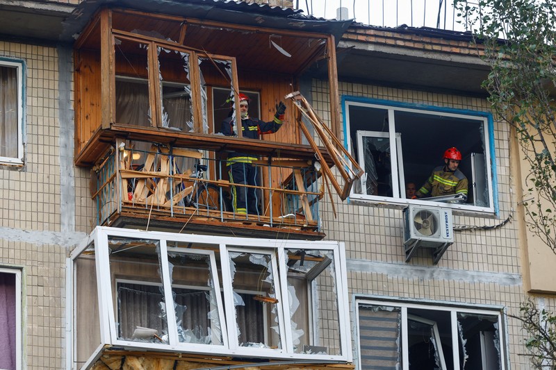 Suasana usai sebuah gedung apartemen yang terkena serangan pesawat tak berawak Rusia, di Kyiv, Ukraina, Selasa (22/9/2026). (REUTERS/Valentyn Ogirenko)