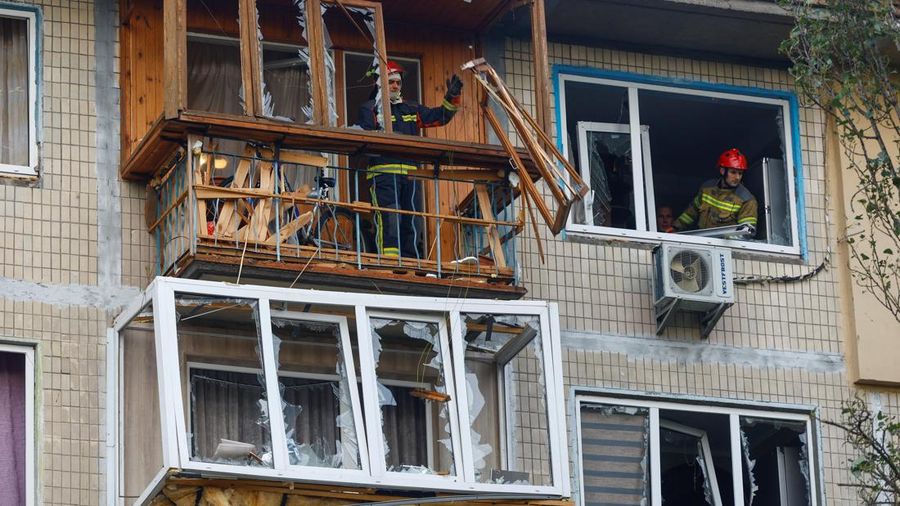 Suasana usai sebuah gedung apartemen yang terkena serangan pesawat tak berawak Rusia, di Kyiv, Ukraina, Selasa (22/9/2026). (REUTERS/Valentyn Ogirenko)
