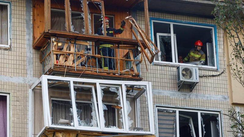 Suasana usai sebuah gedung apartemen yang terkena serangan pesawat tak berawak Rusia, di Kyiv, Ukraina, Selasa (22/9/2026). (REUTERS/Valentyn Ogirenko)