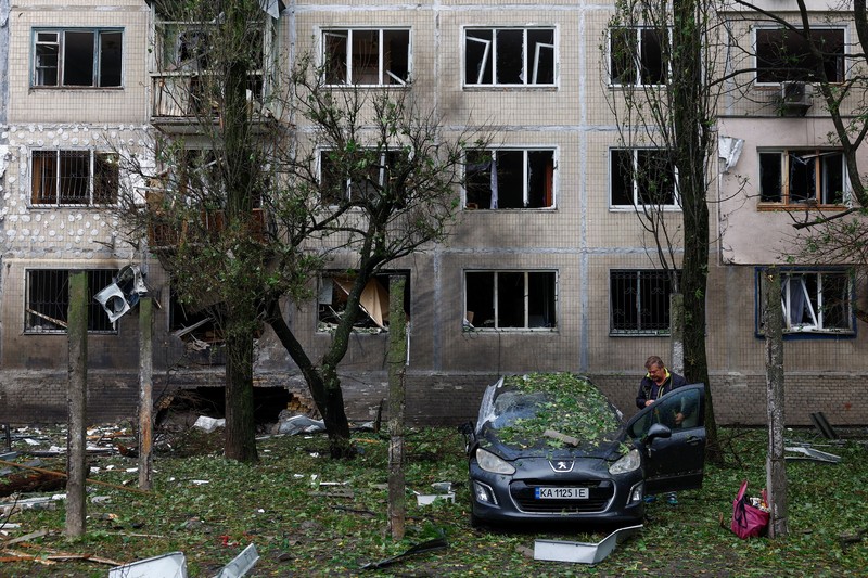 Suasana usai sebuah gedung apartemen yang terkena serangan pesawat tak berawak Rusia, di Kyiv, Ukraina, Selasa (22/9/2026). (REUTERS/Valentyn Ogirenko)