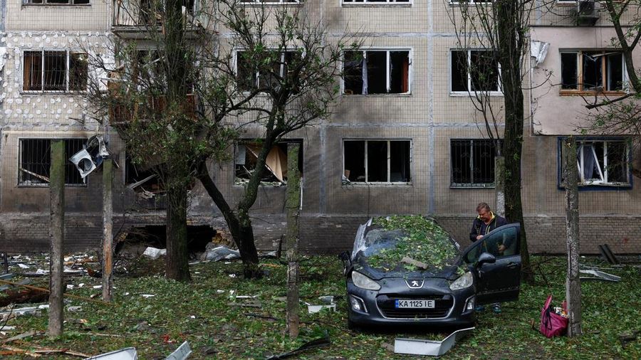 Suasana usai sebuah gedung apartemen yang terkena serangan pesawat tak berawak Rusia, di Kyiv, Ukraina, Selasa (22/9/2026). (REUTERS/Valentyn Ogirenko)