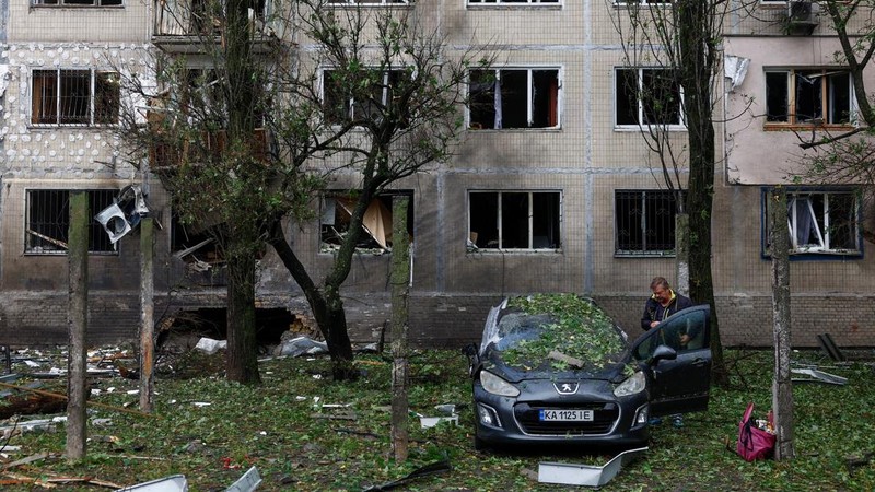 Suasana usai sebuah gedung apartemen yang terkena serangan pesawat tak berawak Rusia, di Kyiv, Ukraina, Selasa (22/9/2026). (REUTERS/Valentyn Ogirenko)