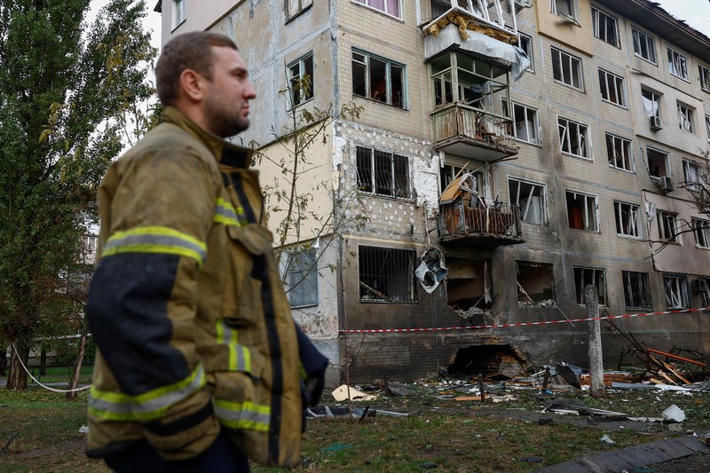 Suasana usai sebuah gedung apartemen yang terkena serangan pesawat tak berawak Rusia, di Kyiv, Ukraina, Selasa (22/9/2026). (REUTERS/Valentyn Ogirenko)