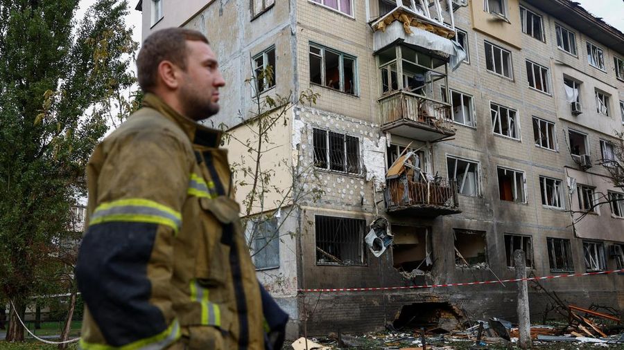Suasana usai sebuah gedung apartemen yang terkena serangan pesawat tak berawak Rusia, di Kyiv, Ukraina, Selasa (22/9/2026). (REUTERS/Valentyn Ogirenko)