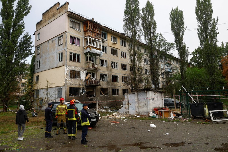 Suasana usai sebuah gedung apartemen yang terkena serangan pesawat tak berawak Rusia, di Kyiv, Ukraina, Selasa (22/9/2026). (REUTERS/Valentyn Ogirenko)
