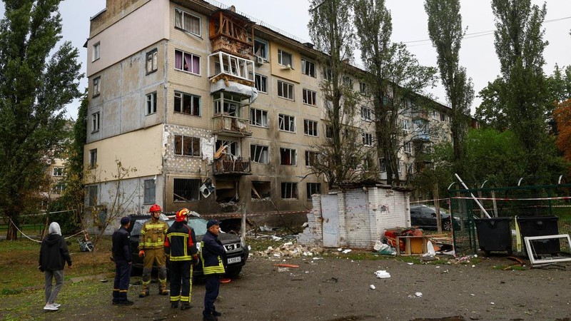 Suasana usai sebuah gedung apartemen yang terkena serangan pesawat tak berawak Rusia, di Kyiv, Ukraina, Selasa (22/9/2026). (REUTERS/Valentyn Ogirenko)