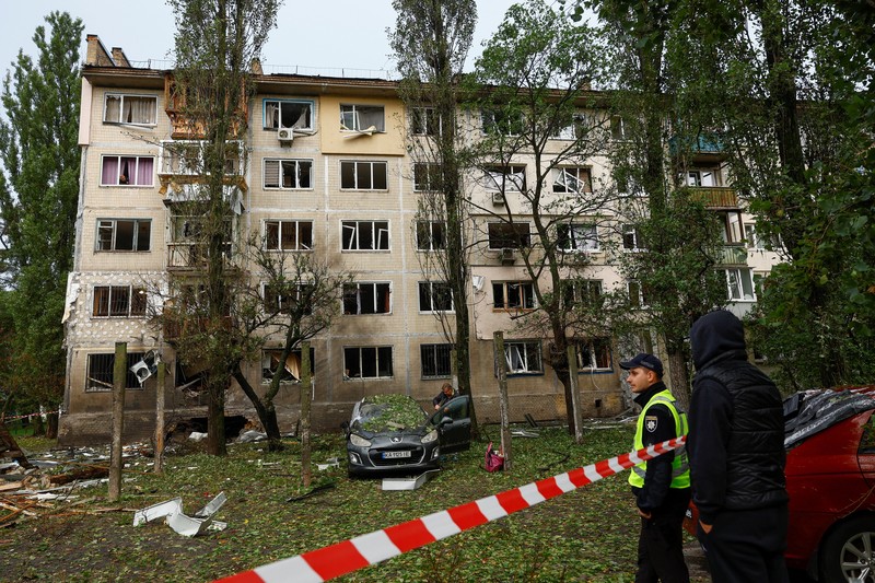 Suasana usai sebuah gedung apartemen yang terkena serangan pesawat tak berawak Rusia, di Kyiv, Ukraina, Selasa (22/9/2026). (REUTERS/Valentyn Ogirenko)