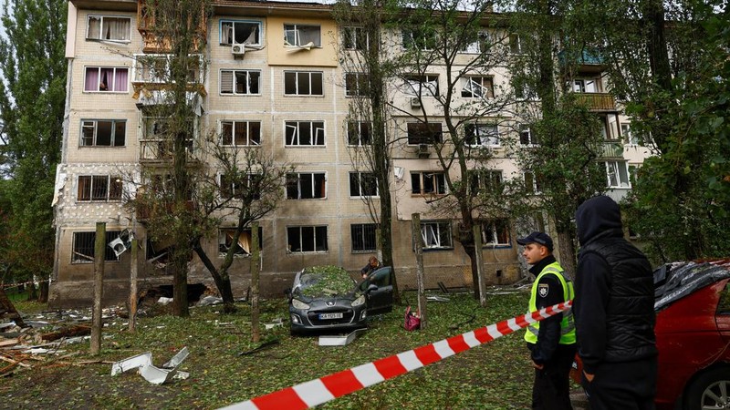 Suasana usai sebuah gedung apartemen yang terkena serangan pesawat tak berawak Rusia, di Kyiv, Ukraina, Selasa (22/9/2026). (REUTERS/Valentyn Ogirenko)