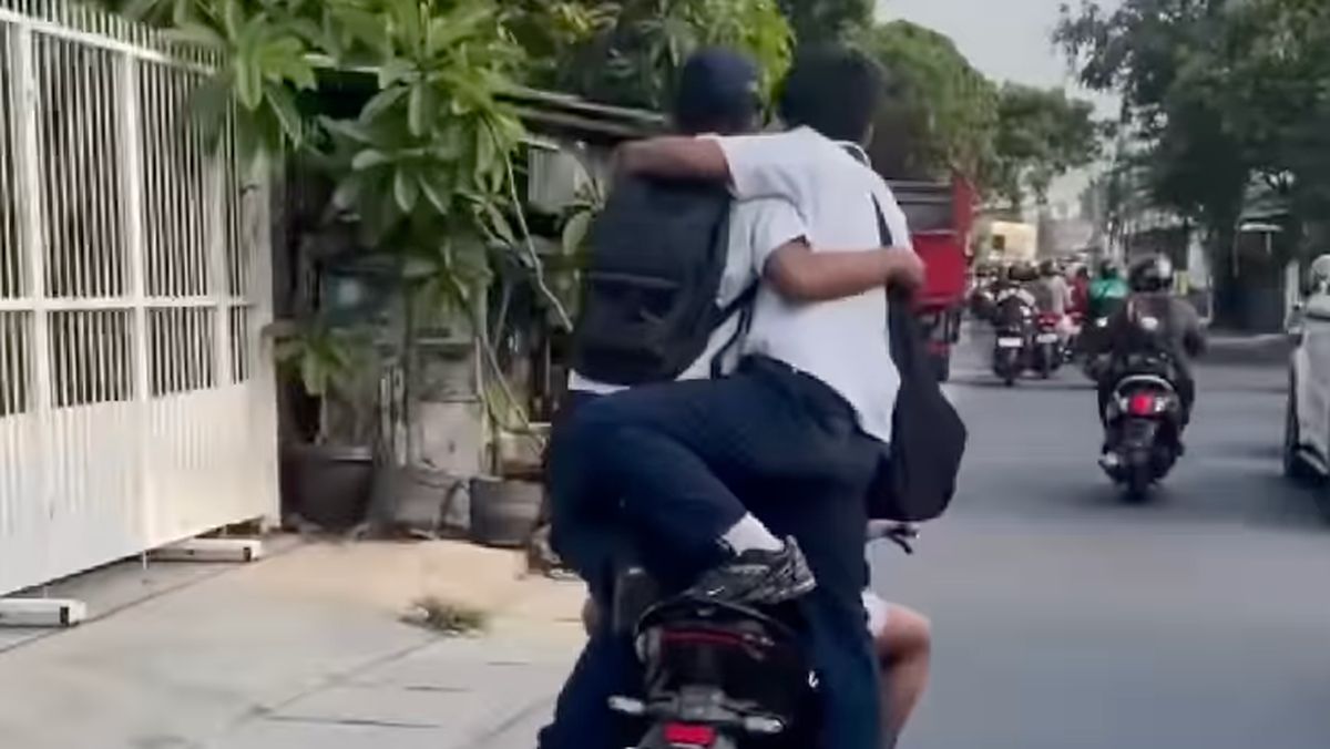 Viral Aksi Pelajar 'Gendongan' Naik Motor Bonceng 4 di Jalanan Ciputat