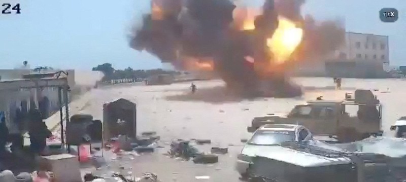 Api dan asap membubung setelah ledakan dalam sebuah serangan di pasar di Al Hajaf, Provinsi Lahij, Yaman; gambar ini diambil dari video media sosial yang dirilis pada 21 September 2026. (Social Media/via REUTERS)