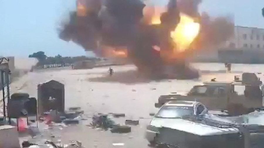 Api dan asap membubung setelah ledakan dalam sebuah serangan di pasar di Al Hajaf, Provinsi Lahij, Yaman; gambar ini diambil dari video media sosial yang dirilis pada 21 September 2026. (Social Media/via REUTERS)