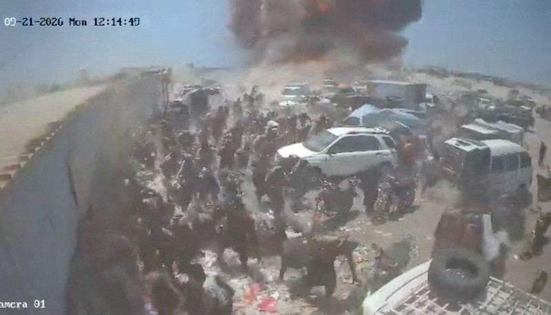 Api dan asap membubung setelah ledakan dalam sebuah serangan di pasar di Al Hajaf, Provinsi Lahij, Yaman; gambar ini diambil dari video media sosial yang dirilis pada 21 September 2026. (Social Media/via REUTERS)
