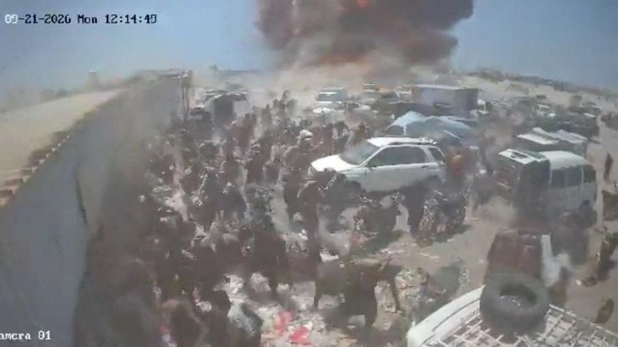 Api dan asap membubung setelah ledakan dalam sebuah serangan di pasar di Al Hajaf, Provinsi Lahij, Yaman; gambar ini diambil dari video media sosial yang dirilis pada 21 September 2026. (Social Media/via REUTERS)