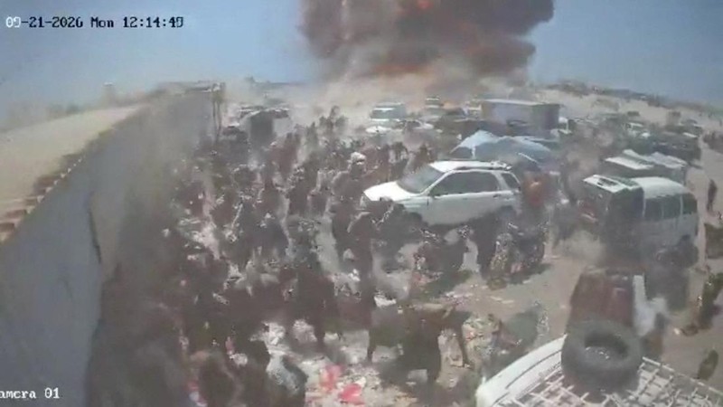 Api dan asap membubung setelah ledakan dalam sebuah serangan di pasar di Al Hajaf, Provinsi Lahij, Yaman; gambar ini diambil dari video media sosial yang dirilis pada 21 September 2026. (Social Media/via REUTERS)
