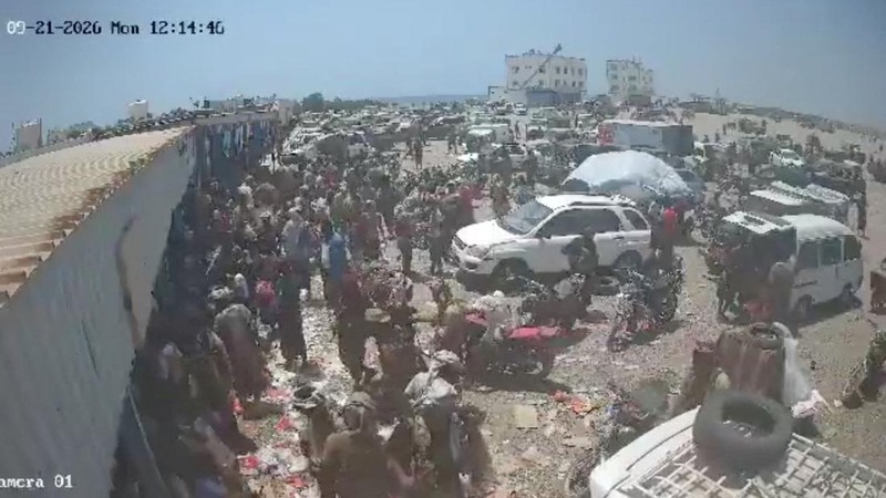 Api dan asap membubung setelah ledakan dalam sebuah serangan di pasar di Al Hajaf, Provinsi Lahij, Yaman; gambar ini diambil dari video media sosial yang dirilis pada 21 September 2026. (Social Media/via REUTERS)