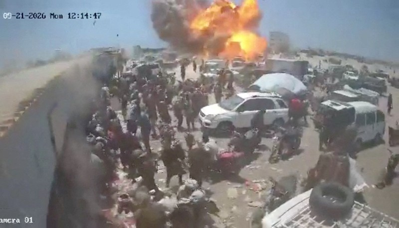 Api dan asap membubung setelah ledakan dalam sebuah serangan di pasar di Al Hajaf, Provinsi Lahij, Yaman; gambar ini diambil dari video media sosial yang dirilis pada 21 September 2026. (Social Media/via REUTERS)