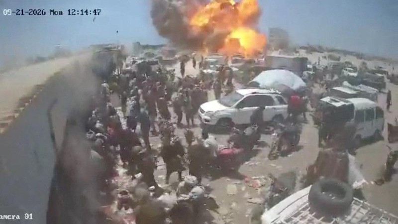 Api dan asap membubung setelah ledakan dalam sebuah serangan di pasar di Al Hajaf, Provinsi Lahij, Yaman; gambar ini diambil dari video media sosial yang dirilis pada 21 September 2026. (Social Media/via REUTERS)