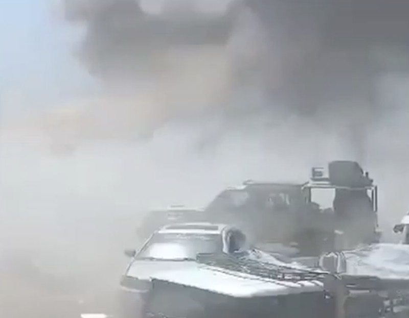 Api dan asap membubung setelah ledakan dalam sebuah serangan di pasar di Al Hajaf, Provinsi Lahij, Yaman; gambar ini diambil dari video media sosial yang dirilis pada 21 September 2026. (Social Media/via REUTERS)