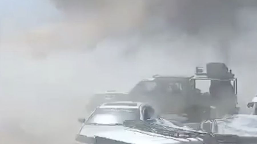 Api dan asap membubung setelah ledakan dalam sebuah serangan di pasar di Al Hajaf, Provinsi Lahij, Yaman; gambar ini diambil dari video media sosial yang dirilis pada 21 September 2026. (Tangkapan Layar VIdeo/REUTERS)